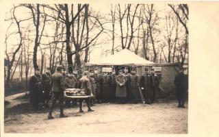 Első világháborús osztrák-magyar katonai fotó képeslap. kenyérosztás a táborban / WWI K.u.K. military photo, Distributing bread in the camp. photo