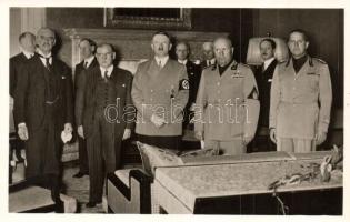1938 München, Welthistorische Viermächte-Konferenz. Münchner Abkommen. Chamberlain, Daladier, Hitler, Mussolini, Ciano. Photo Hoffmann / The Munich Agreement, So. Stpl