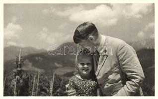 Der Führer mit der Jugend / Hitler with little girl