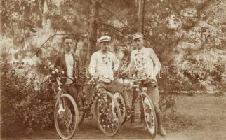 Magyar verseny kerékpárosok feldíszített kerékpárokkal és kitüntetésekkel. Varga Imre felvétele / Hungarian cyclists with decorated bicycles and medals. photo (EK)