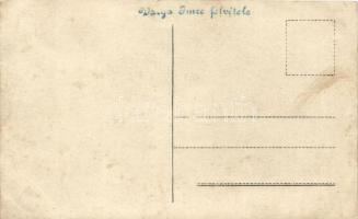 Magyar verseny kerékpárosok feldíszített kerékpárokkal és kitüntetésekkel. Varga Imre felvétele / Hu...