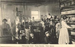 Máriavölgy-fürdő, Valea Maria (Vámfalu); töltő ház, belső dolgozókkal / bottling factory, interior with workers