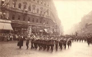 Budapest VIII. Katonai zenekar felvonulás a Baross téren, Skultéty üzlete, szálló és étterem. photo