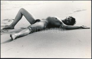 cca 1972 Szerencsés találkozások, 3 db szolidan erotikus vintage fotó, 24x15 cm és 17x10 cm között /...