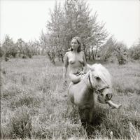 cca 1978 Szabadon és boldogan, 13 db szolidan erotikus negatív, 6x6 cm