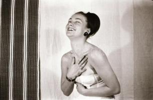 cca 1968 Ruhában és ruha nélkül egyaránt csinos, 35 db szolidan erotikus negatív, 24x36 mm