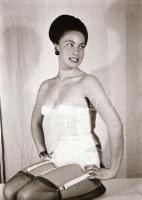 cca 1968 Ruhában és ruha nélkül egyaránt csinos, 35 db szolidan erotikus negatív, 24x36 mm