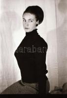 cca 1968 Ruhában és ruha nélkül egyaránt csinos, 35 db szolidan erotikus negatív, 24x36 mm