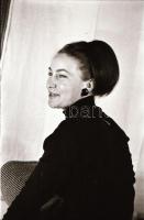 cca 1968 Ruhában és ruha nélkül egyaránt csinos, 35 db szolidan erotikus negatív, 24x36 mm