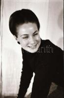 cca 1968 Ruhában és ruha nélkül egyaránt csinos, 35 db szolidan erotikus negatív, 24x36 mm