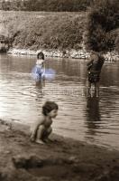 cca 1972 Nyári fotóséta egy szál semmiben, 37 db szolidan erotikus negatív, 24x36 mm