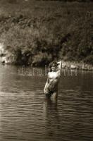 cca 1972 Nyári fotóséta egy szál semmiben, 37 db szolidan erotikus negatív, 24x36 mm