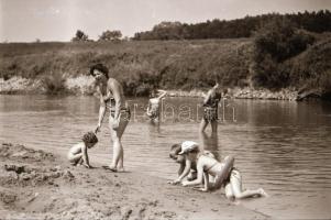 cca 1972 Nyári fotóséta egy szál semmiben, 37 db szolidan erotikus negatív, 24x36 mm