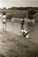 cca 1972 Nyári fotóséta egy szál semmiben, 37 db szolidan erotikus negatív, 24x36 mm