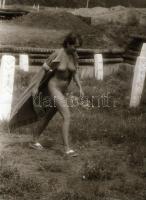 cca 1972 Nyári fotóséta egy szál semmiben, 37 db szolidan erotikus negatív, 24x36 mm