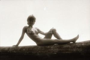 cca 1972 Nyári fotóséta egy szál semmiben, 37 db szolidan erotikus negatív, 24x36 mm