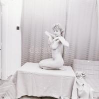 cca 1974 Bárhol, bármikor lehetséges, 13 db szolidan erotikus negatív, 6x6 cm