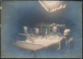 1916 Élet a bunkerben az I. világháború alatt, osztrák-magyar katonák, fotó, hátoldalán feliratozva, 8x11 cm