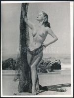 cca 1930-1950 Szolidan erotikus fényképek tétele, 8 db vintage fotó, 24x18 cm és 9x6 cm között / 8 e...