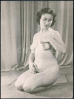 cca 1930-1950 Szolidan erotikus fényképek tétele, 8 db vintage fotó, 24x18 cm és 9x6 cm között / 8 e...