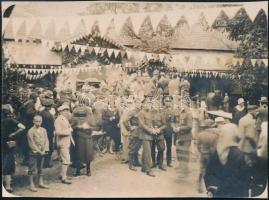cca 1915 Katonák ünnepségen, fotó, 7,5x10,5 cm