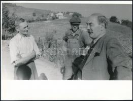 1956 Nagy Imre (1896-1958) politikus, miniszterelnök látogatása a balatonfelvidéki borvidéken, vinta...