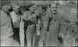 1956 Nagy Imre (1896-1958) politikus, miniszterelnök látogatása a balatonfelvidéki borvidéken, vinta...