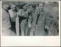 1956 Nagy Imre (1896-1958) politikus, miniszterelnök látogatása a balatonfelvidéki borvidéken, vinta...