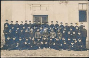 cca 1920 Kadétiskolások csoportképe, katonatisztekkel, 8,5x13,5 cm