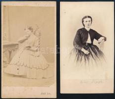 cca 1863 Divatos hölgyek, 2 db feliratozott, vizitkártya méretű fénykép, 10,5x6 cm