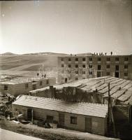 1954 Kazincbarcika építése, 31 db vintage negatív Kotnyek Antal (1921-1990) budapesti fotóriporter h...