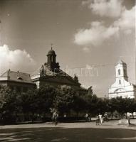 cca 1960 Kecskeméti városképek, épületfotók, 17 db vintage negatív, 6x6 cm és 6x9 cm