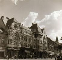 cca 1960 Kecskeméti városképek, épületfotók, 17 db vintage negatív, 6x6 cm és 6x9 cm