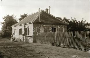 cca 1960 Kecskeméti városképek, épületfotók, 17 db vintage negatív, 6x6 cm és 6x9 cm