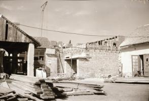 cca 1960 Kecskeméti városképek, épületfotók, 17 db vintage negatív, 6x6 cm és 6x9 cm