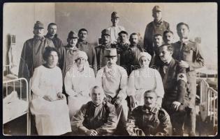 cca 1914-1918 Katonai kórházban készült csoportkép, orvosokkal, ápolókkal, sebesült katonákkal, 9x14 cm