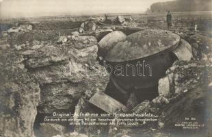 Original-Aufnahme vom Kriegsschauplatz. Die durch ein einziges 42 cm Geschoss zerstörten Betondecken eines Panzerturmes des Forts Loucin / WWI K.u.k. military, The concrete ceilings of an armored tower of Fort Loncin destroyed by a single 42 cm mortar. Kr. 86. Gustav Liersch