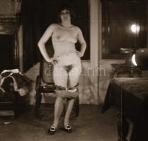 cca 1972 Erotikus és pornográf fotónegatívok, 24 felvétel 2 tekercsen, 5,5x5,5 cm