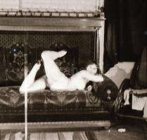 cca 1971 Erotikus  fotónegatívok, 24 felvétel 2 tekercsen, 5,5x5,5 cm