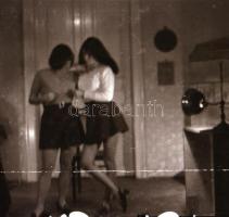 cca 1971 Erotikus  fotónegatívok, 24 felvétel 2 tekercsen, 5,5x5,5 cm