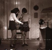 cca 1971 Erotikus  fotónegatívok, 24 felvétel 2 tekercsen, 5,5x5,5 cm