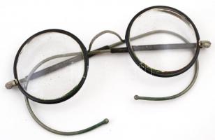 Régi fémkeretes drótszárú szemüveg, fém tokban, h: 13 cm