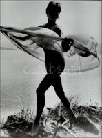 cca 1991 Menesdorfer Lajos (1941-2005) budapesti fotóművész hagyatékából, 2 db fekete-fehér vintage fotó, jelzés nélkül, 40x30 cm