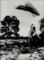 cca 1991 Menesdorfer Lajos (1941-2005) budapesti fotóművész hagyatékából, 2 db fekete-fehér vintage ...