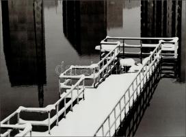 cca 1974 Zsigri Oszkár (1933-?) budapesti fotóművész Kikötő című, feliratozott, vintage alkotása, ka...