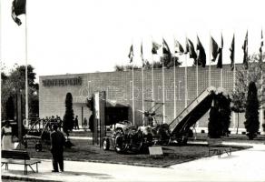 Budapest, Országos Mezőgazdasági Kiállítás - 4 db modern képeslap. traktor