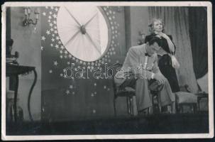 Jávor Pál (1902-1959) színész egy színházi előadáson partnerével, sarkain törésnyomokkal, 6x10 cm