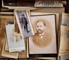 Több mint 170 db keményhátú fotó az 1860-as évektől az 1900-as évek elejéig. Benne sok katonai fotó,...