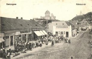 Esztergom, Rákóczi tér, piac árusokkal, Groszner B., Patriász Zsigmond és Marosi József és fia üzlete. Groszner B. kiadása (EK)