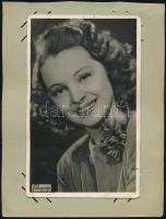 Bordy Bella (1909-1978) színésznő aláírása az őt ábrázoló fotón, hátoldalon Sárdy János (1907-1967) nyomtatott aláírásával